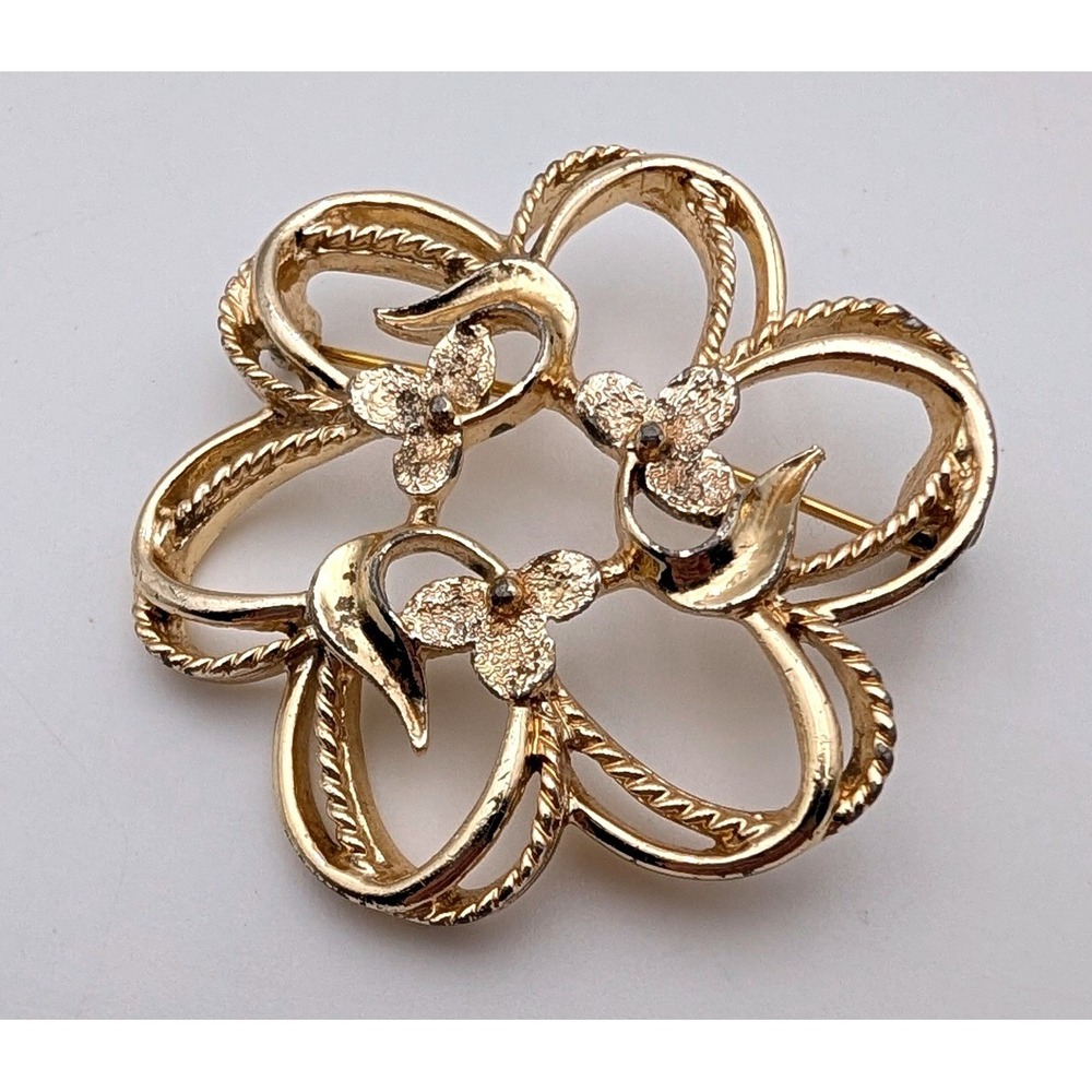 Vintage Sarah Coventry Gold Tone Floral Wreath Brooch Textured Openwork Pin